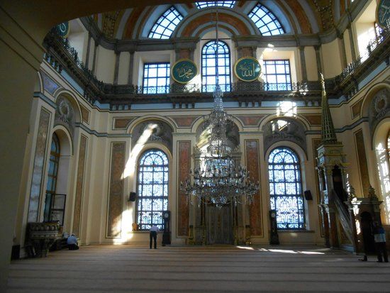 Bezm-i Alem Valide Sultan Camisi